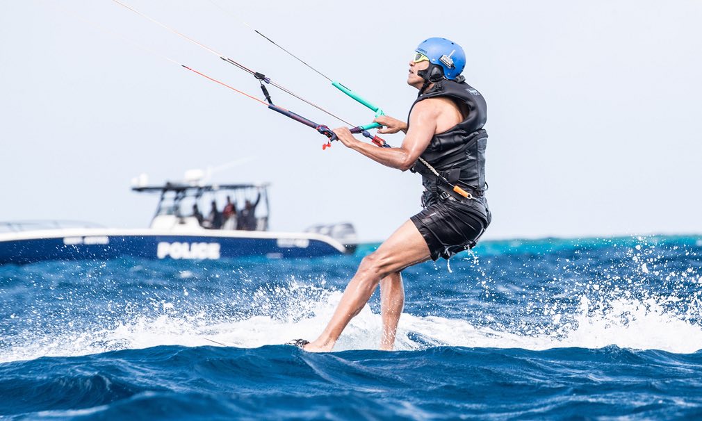 Obama su una tavola da kite
