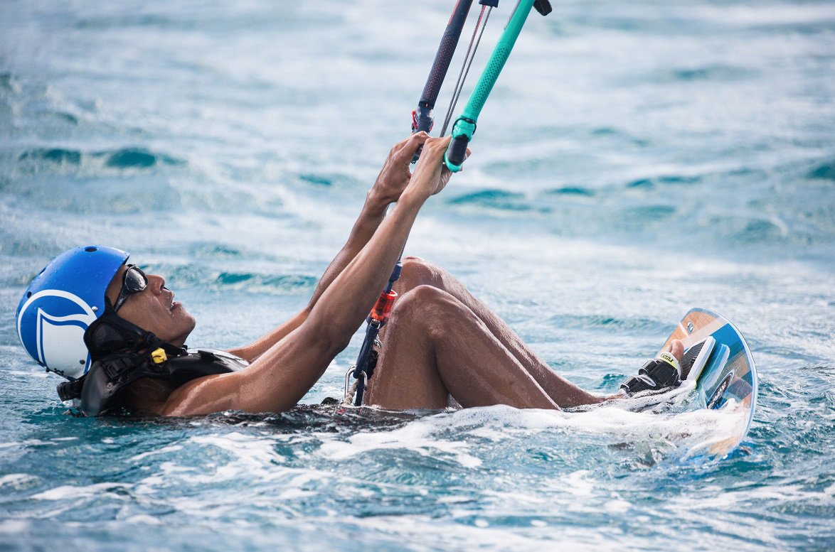 Obama impara ad andare in Kitesurf