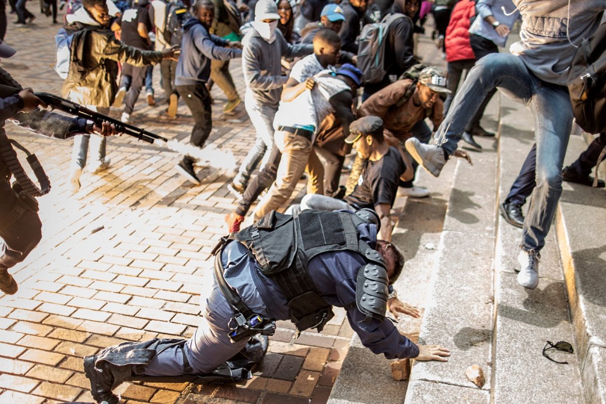 Scontri tra manifestanti e polizia all’università Witwatersrand di Johannesburg, in Sudafrica, il 4 ottobre 2016. Protesta l’aumento delle tasse universitarie. (Marco Longari)